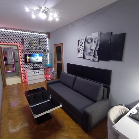 ורוצלב Apartament Venge -Cale Mieszkanie 46M2 Na Wylacznosc - Z Jedna Sypialnia I Jednym Sypialno-Salonem -3 Pietro Bez Windy- Rezerwacja Bez Karty Kredytowej-Klimatyzacja-Netflix-2 Lozeczka Dzieciece- Bezplatny Parking Publiczny מראה חיצוני תמונה