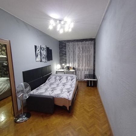 ורוצלב Apartament Venge -Cale Mieszkanie 46M2 Na Wylacznosc - Z Jedna Sypialnia I Jednym Sypialno-Salonem -3 Pietro Bez Windy- Rezerwacja Bez Karty Kredytowej-Klimatyzacja-Netflix-2 Lozeczka Dzieciece- Bezplatny Parking Publiczny מראה חיצוני תמונה